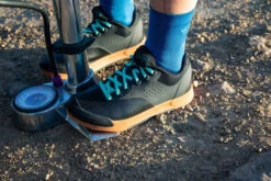 Chaussures Shuttle Flat -Magasin D'Équipement De Vélo Professionnel LIV SHUTTLE FLAT BLACK MINT ACTION 2